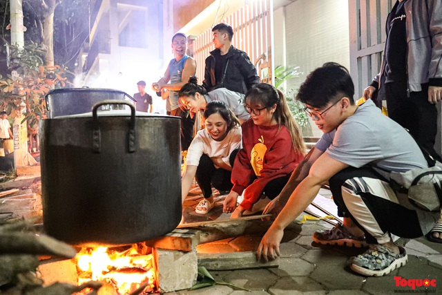 Người dân Hà Nội thức xuyên đêm nấu 10.000 bánh chưng hỗ trợ đồng bào miền Trung - Ảnh 18.