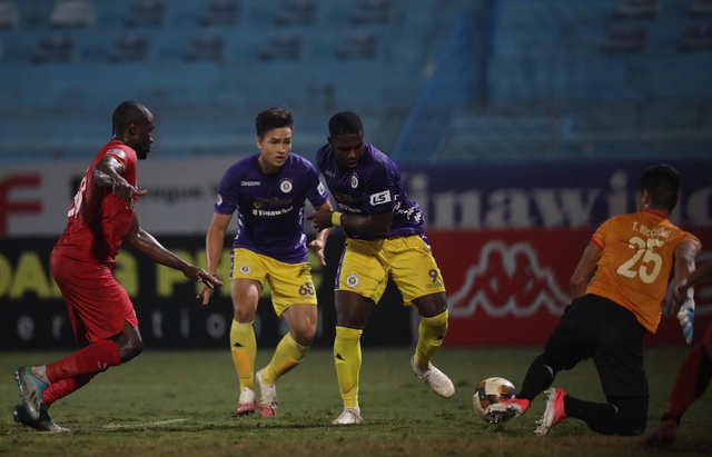 Đè bẹp Bình Dương, Hà Nội FC vươn lên ngôi đầu bảng - Ảnh 1.