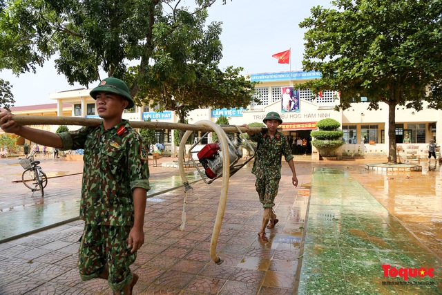 Quảng Bình: Bộ đội giúp trường học dọn bùn non sau lũ - Ảnh 14.