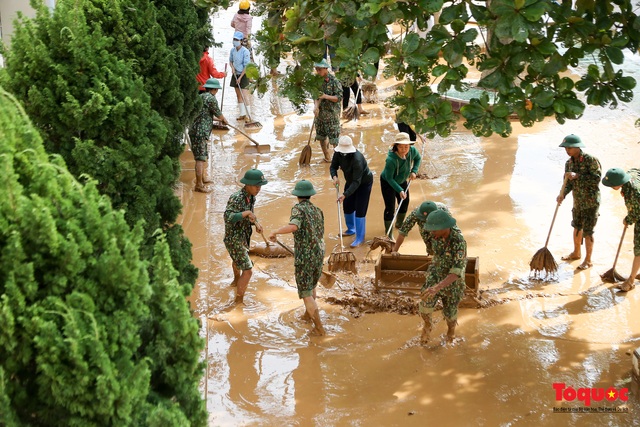 Quảng Bình: Bộ đội giúp trường học dọn bùn non sau lũ - Ảnh 10.