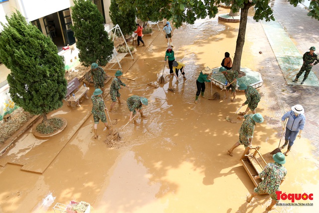 Quảng Bình: Bộ đội giúp trường học dọn bùn non sau lũ - Ảnh 9.