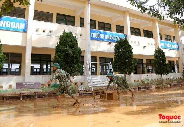 Quảng Bình: Bộ đội giúp trường học dọn bùn non sau lũ - Ảnh 7.