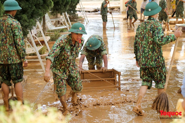 Quảng Bình: Bộ đội giúp trường học dọn bùn non sau lũ - Ảnh 4.