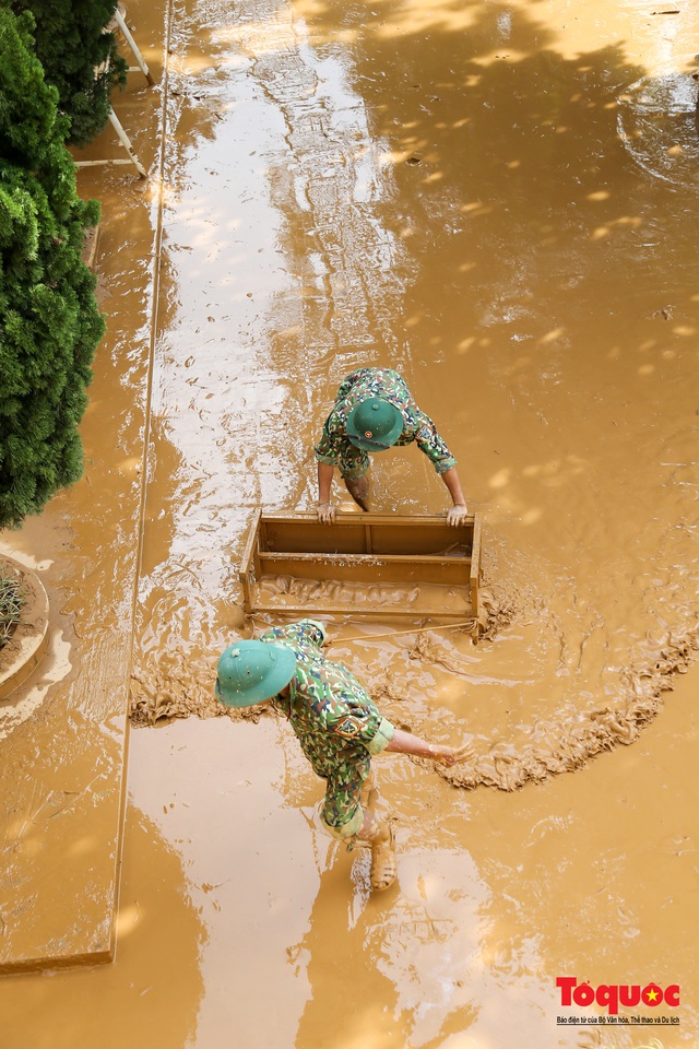 Quảng Bình: Bộ đội giúp trường học dọn bùn non sau lũ - Ảnh 5.