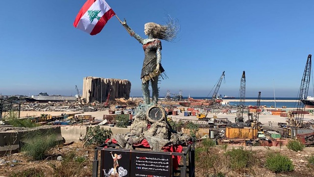 Bức tượng đặc biệt làm từ mảnh vỡ còn lại từ vụ nổ kinh hoàng tại Lebanon - Ảnh 1.