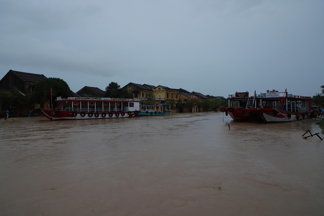 Tin lũ khẩn cấp trên sông Vu Gia, cảnh báo lũ quét, sạt lở đất và ngập úng từ Hà Tĩnh đến Bình Định - Ảnh 1.