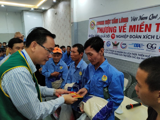 Ngành du lịch Thừa Thiên Huế đồng hành, hỗ trợ người dân bị ảnh hưởng do mưa lũ - Ảnh 2.