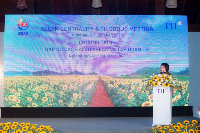 Cụm trang trại bò sữa tập trung công nghệ cao lớn nhất châu Á của tập đoàn TH trở thành điểm hẹn gặp gỡ của đại sứ, đại diện ngoại giao các quốc gia ASEAN và đối tác ASEAN - Ảnh 1.