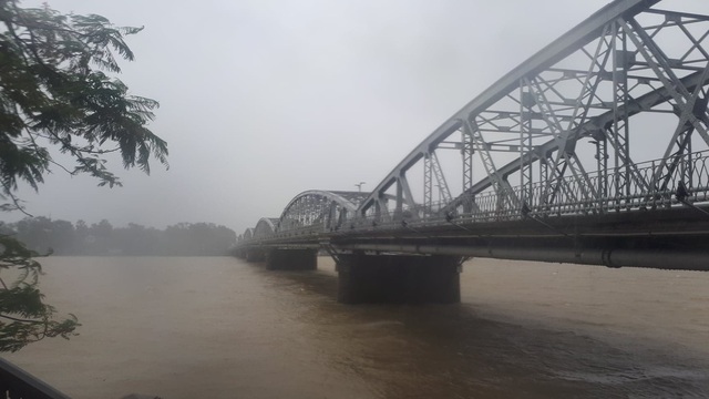 Nước sông Hương dâng cao, cầu gỗ lim tiền tỷ bị nhấn chìm - Ảnh 1.