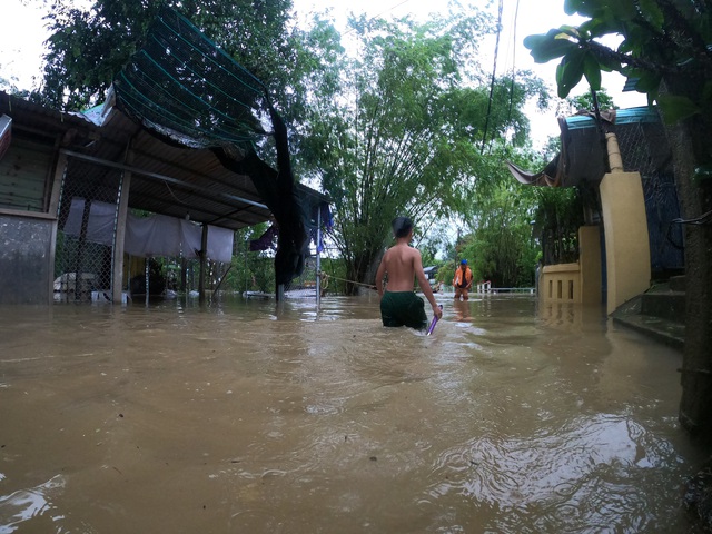 Người dân đi lại khó khăn, sinh viên hì hục tát nước ở khu vực ngập sâu tại TP Huế - Ảnh 4.