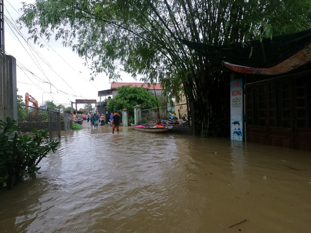 Người dân đi lại khó khăn, sinh viên hì hục tát nước ở khu vực ngập sâu tại TP Huế - Ảnh 2.