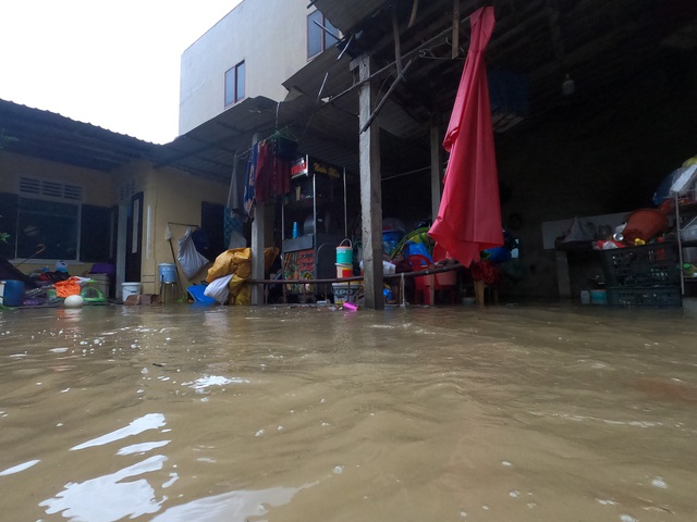 Người dân đi lại khó khăn, sinh viên hì hục tát nước ở khu vực ngập sâu tại TP Huế - Ảnh 8.