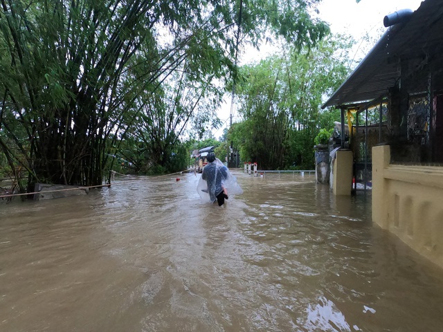 Người dân đi lại khó khăn, sinh viên hì hục tát nước ở khu vực ngập sâu tại TP Huế - Ảnh 7.