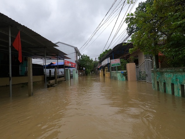 Người dân đi lại khó khăn, sinh viên hì hục tát nước ở khu vực ngập sâu tại TP Huế - Ảnh 1.
