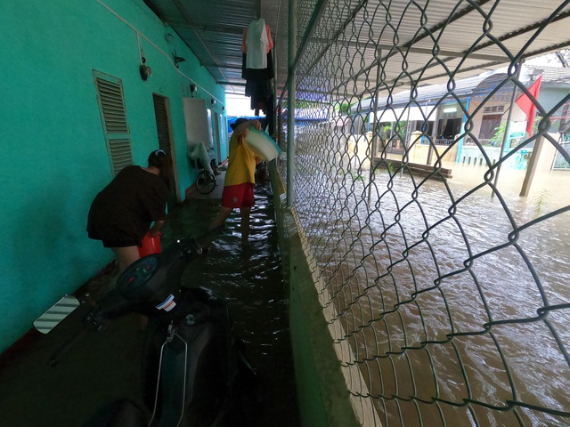 Người dân đi lại khó khăn, sinh viên hì hục tát nước ở khu vực ngập sâu tại TP Huế - Ảnh 12.