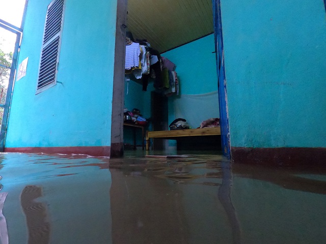 Người dân đi lại khó khăn, sinh viên hì hục tát nước ở khu vực ngập sâu tại TP Huế - Ảnh 9.