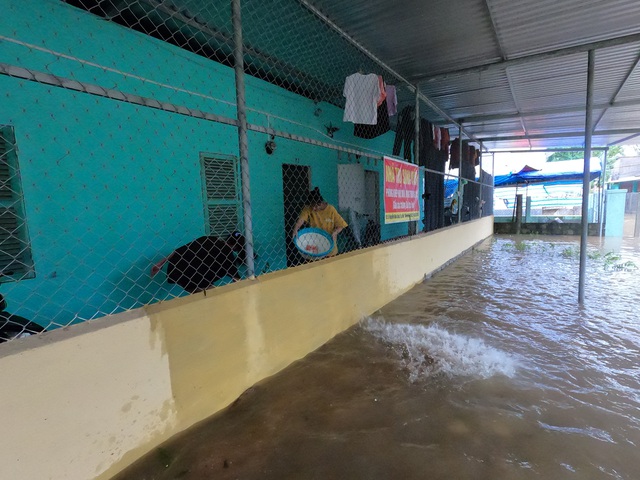 Người dân đi lại khó khăn, sinh viên hì hục tát nước ở khu vực ngập sâu tại TP Huế - Ảnh 10.