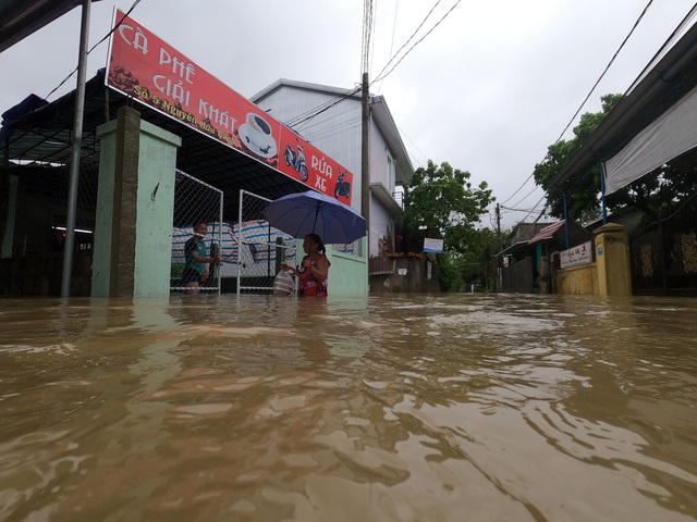 Người dân đi lại khó khăn, sinh viên hì hục tát nước ở khu vực ngập sâu tại TP Huế - Ảnh 3.