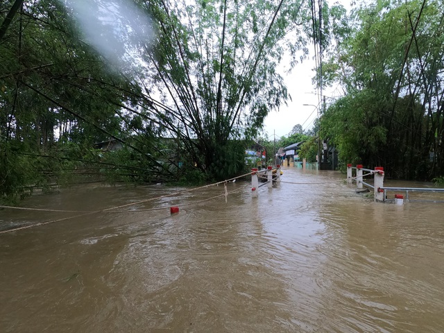 Người dân đi lại khó khăn, sinh viên hì hục tát nước ở khu vực ngập sâu tại TP Huế - Ảnh 6.