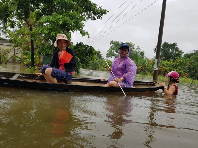 Nhiều nhà dân ở Đà Nẵng ngập sâu, người dân phải di chuyển bằng ghe - Ảnh 11.