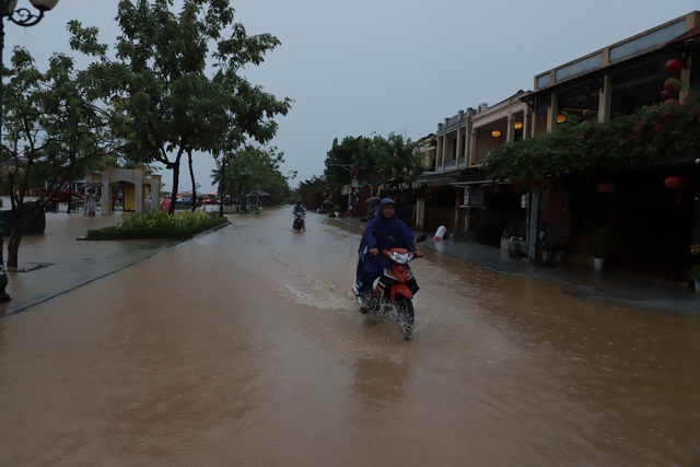 Nhiều tuyến phố ở Hội An bị ngập, thành phố sẵn sàng phương án di dời dân vùng trũng thấp - Ảnh 6.