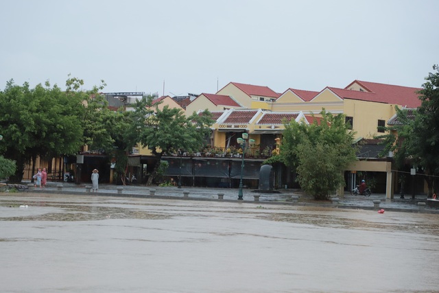 Nhiều tuyến phố ở Hội An bị ngập, thành phố sẵn sàng phương án di dời dân vùng trũng thấp - Ảnh 8.