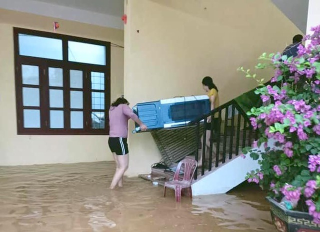 Từ Quảng Bình đến Quảng Ngãi tiếp tục có mưa to, nhiều nơi cho học sinh nghỉ học - Ảnh 2.