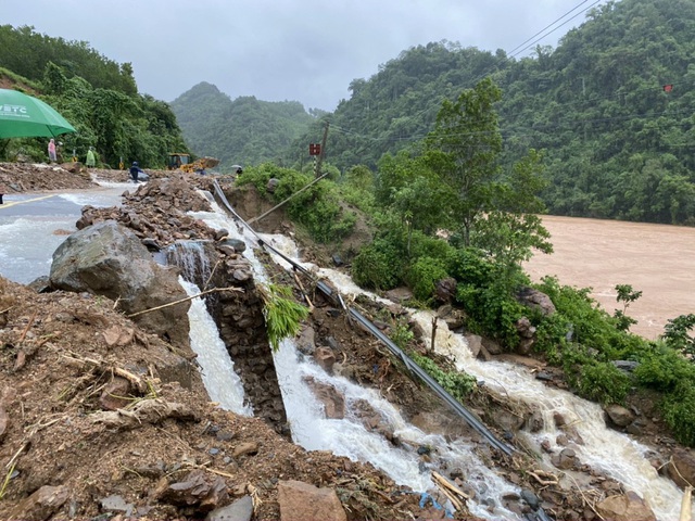 Các tỉnh miền Trung chịu nhiều thiệt hại do mưa lũ - Ảnh 2.