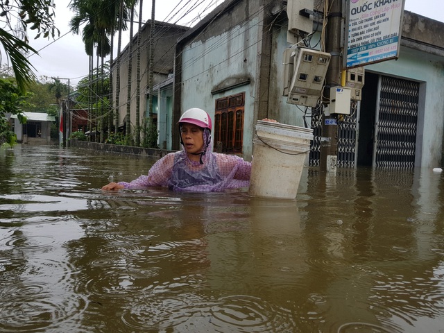 Nhiều nhà dân ở Đà Nẵng ngập sâu, người dân phải di chuyển bằng ghe - Ảnh 4.