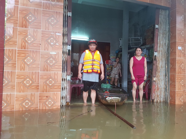 Nhiều nhà dân ở Đà Nẵng ngập sâu, người dân phải di chuyển bằng ghe - Ảnh 9.