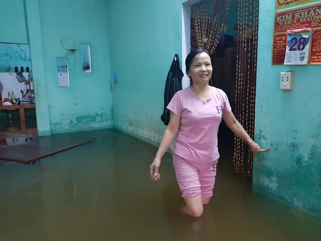 Nhiều nhà dân ở Đà Nẵng ngập sâu, người dân phải di chuyển bằng ghe - Ảnh 10.