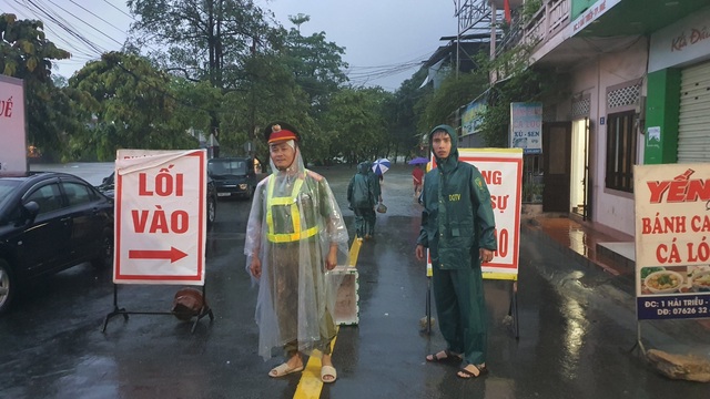 Huế ngập nặng, ghi nhận có trường hợp tử vong do mưa lũ - Ảnh 2.