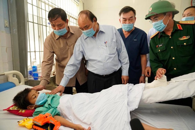 Thủ tướng yêu cầu miễn toàn bộ viện phí cho nạn nhân vụ sạt lở đất ở xã Trà Leng - Ảnh 4.