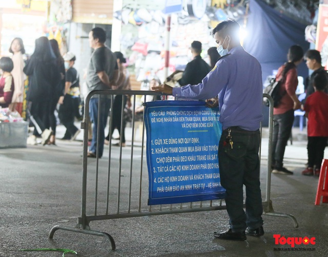 Hà Nội: Kiên quyết xử phạt nghiêm người không đeo khẩu trang tại phố đi bộ Hồ Gươm - Ảnh 2.