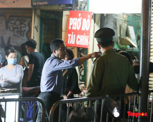 Hà Nội: Kiên quyết xử phạt nghiêm người không đeo khẩu trang tại phố đi bộ Hồ Gươm - Ảnh 7.