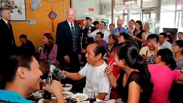 Món ăn nổi tiếng nào ông Biden &quot;không dám&quot; thử khi bất ngờ ghé thăm quán ăn nổi tiếng Bắc Kinh năm 2011? - Ảnh 2.