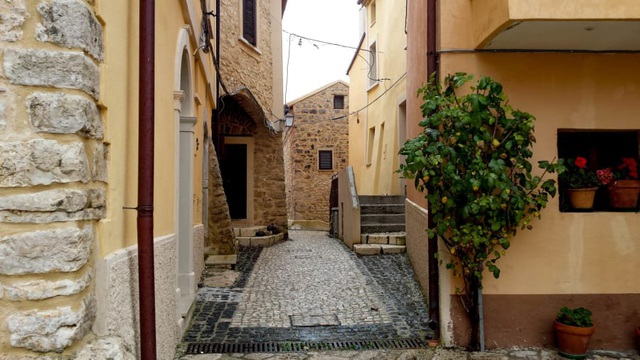 CNN: Ngôi làng Italy đẹp bức tranh vẽ nhưng bí mật quá khứ ít ai ngờ tới - Ảnh 5.