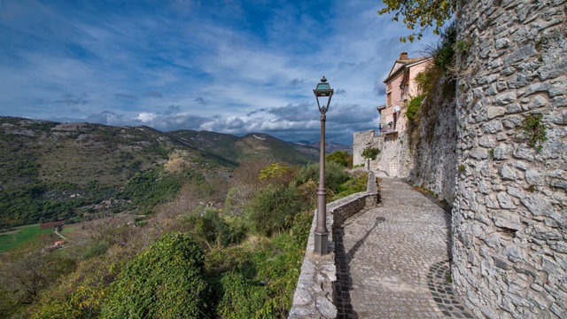 CNN: Ngôi làng Italy đẹp bức tranh vẽ nhưng bí mật quá khứ ít ai ngờ tới - Ảnh 1.