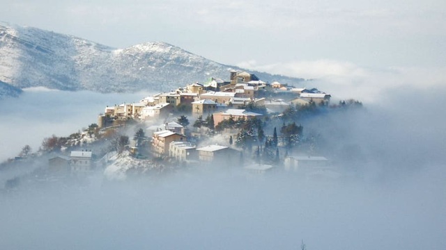 CNN: Ngôi làng Italy đẹp bức tranh vẽ nhưng bí mật quá khứ ít ai ngờ tới - Ảnh 2.