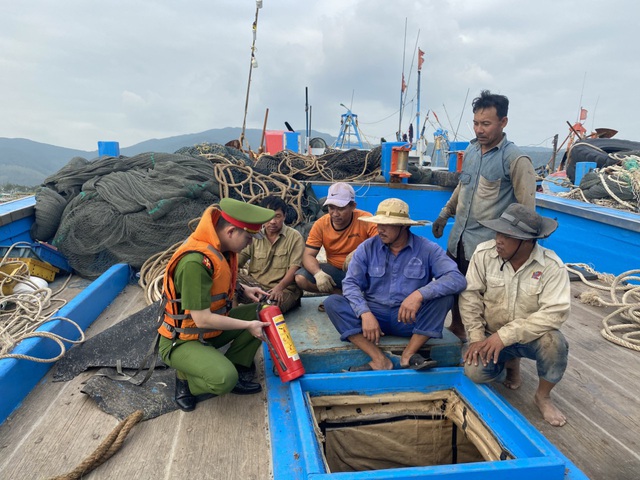 Hình ảnh người Đà Nẵng hối hả ứng phó bão Vamco, gió bắt đầu giật mạnh - Ảnh 14.