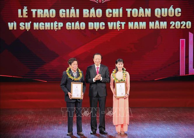 Thầy giáo Nguyễn Văn Bôn và cô giáo trẻ Trà Thị Thu được trao giải nhân vật ấn tượng  - Ảnh 1.
