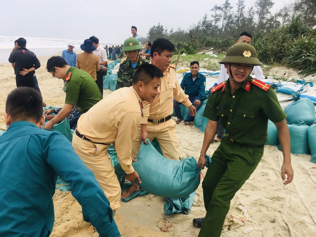 Thủ tướng yêu cầu tập trung ứng phó khẩn cấp bão số 13 - Ảnh 1.