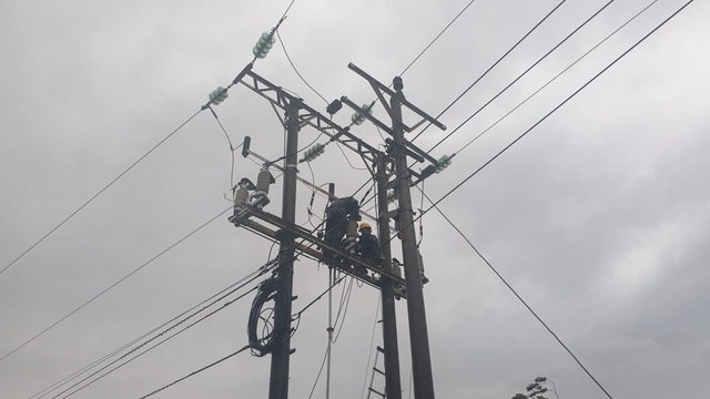 EVNCPC khẩn trương khôi phục lưới điện sau bão số 13 - Ảnh 1.