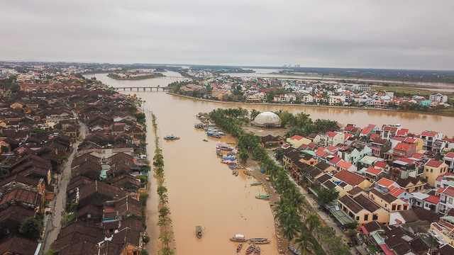 Hối hả dọn bùn sau mưa lũ ở Hội An - Ảnh 1.