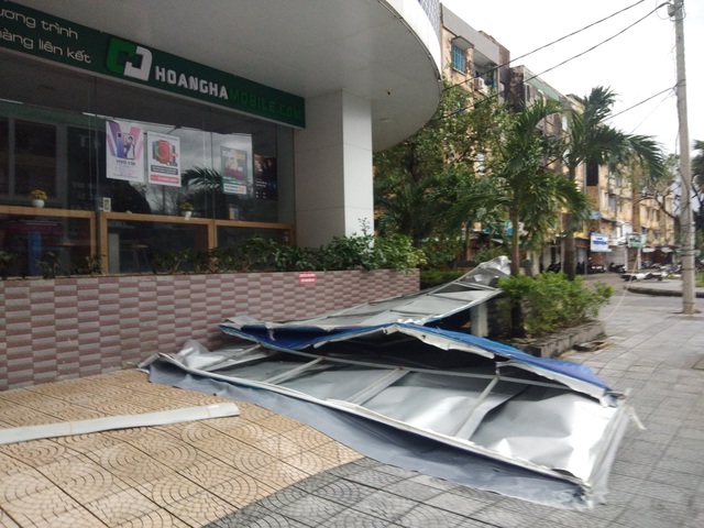 Những hình ảnh thiệt hại ban đầu ở Đà Nẵng và Thừa Thiên Huế do bão Vamco, Quảng Bình di dời hàng trăm hộ dân tránh bão - Ảnh 7.