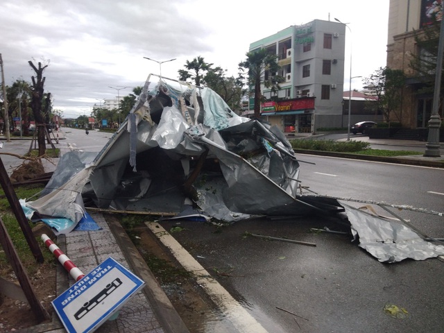 Những hình ảnh thiệt hại ban đầu ở Đà Nẵng và Thừa Thiên Huế do bão Vamco, Quảng Bình di dời hàng trăm hộ dân tránh bão - Ảnh 8.