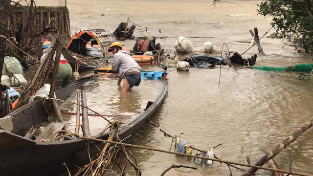 Những hình ảnh thiệt hại ban đầu ở Đà Nẵng và Thừa Thiên Huế do bão Vamco, Quảng Bình di dời hàng trăm hộ dân tránh bão - Ảnh 11.