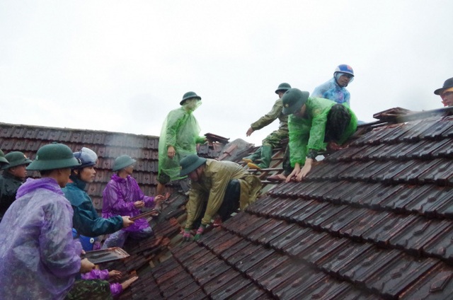 Thủ tướng: Tiếp tục tìm kiếm những người còn mất tích trong bão số 9 - Ảnh 1.