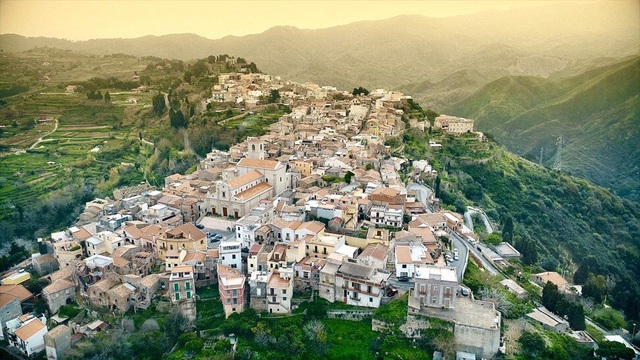 Ngôi làng Italy được truyền cảm hứng kích cầu du lịch sau chiến thắng của ông Biden - Ảnh 1.
