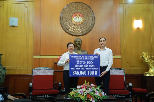 Thứ trưởng Tạ Quang Đông trao tặng 840 triệu đồng ủng hộ đồng bào miền Trung - Ảnh 1.